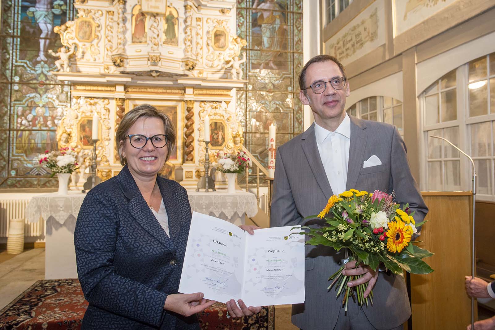 Kulturministerin Barbara Klepsch übergibt Wito Bejmak / Böhmak den Zejler-Preis 2022
