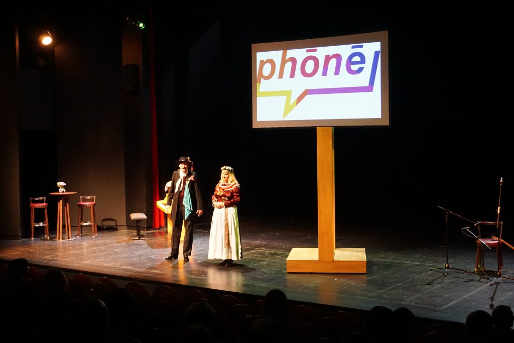 Bühne mit "phone"-Schild