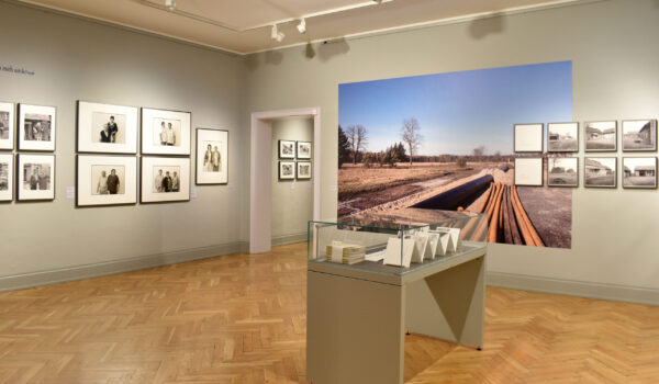 Ausstellungsraum mit Bildergalerie. 