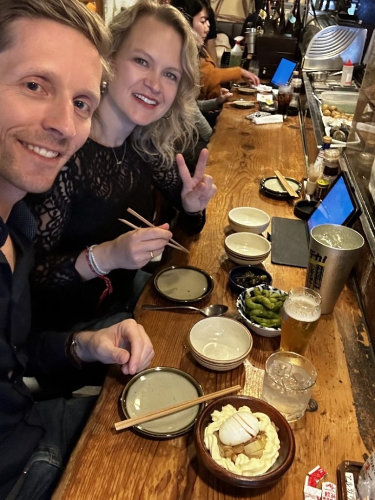 Das Ehepaar Nawka beim japanischen Essen. 